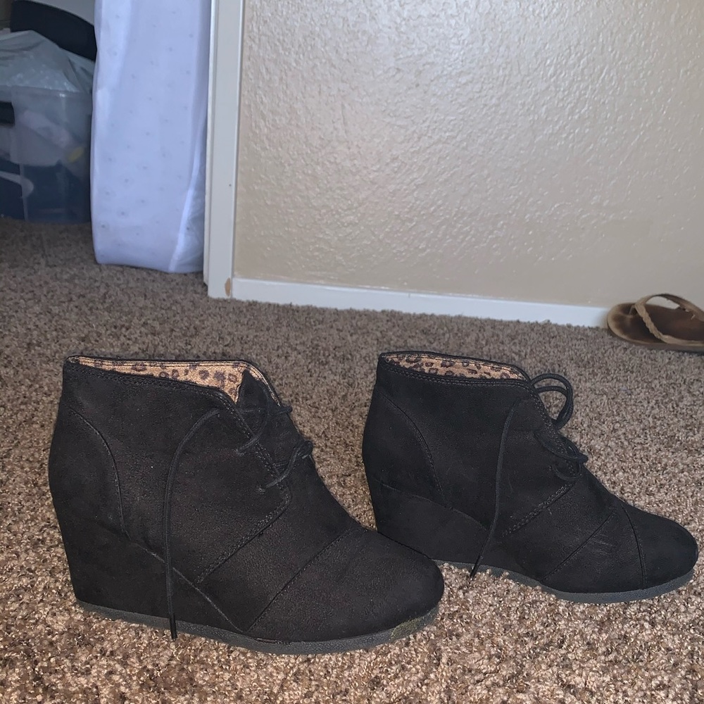 Close toed wedges